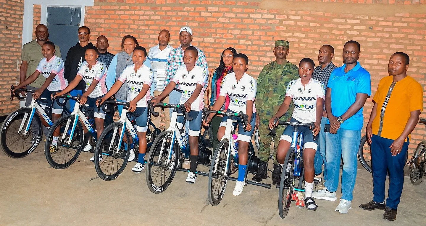 Urubyiruko n’amagare muri Ngarama Sports Academy.