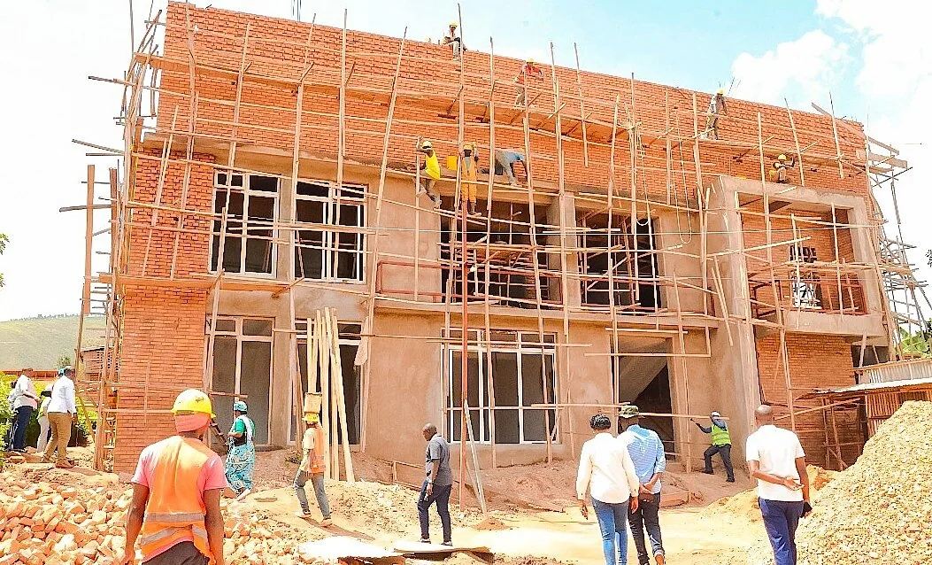 Inyubako y’iduka ry’umuhinzi irimo kubakwa i Gatsibo.