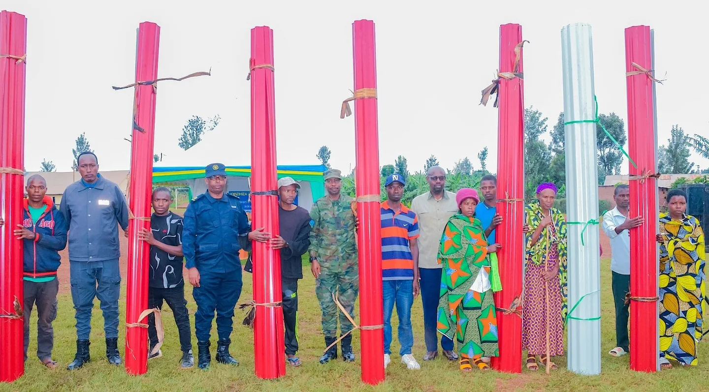 Abaturage bashyikirizwa amabati y’isakaro i Gatsibo.