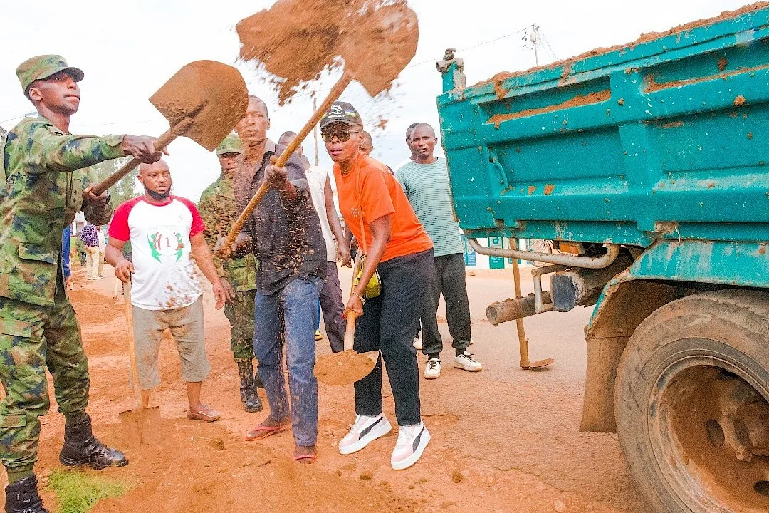 Travaux communautaires lors de l’Umuganda à Kiramuruzi.