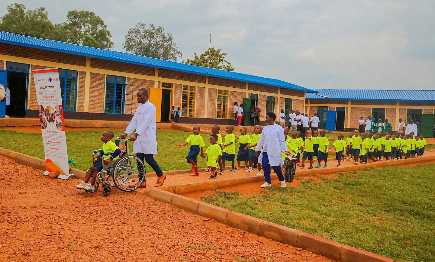 Des enfants et des éducateurs dans un centre de la petite enfance à Gatsibo.