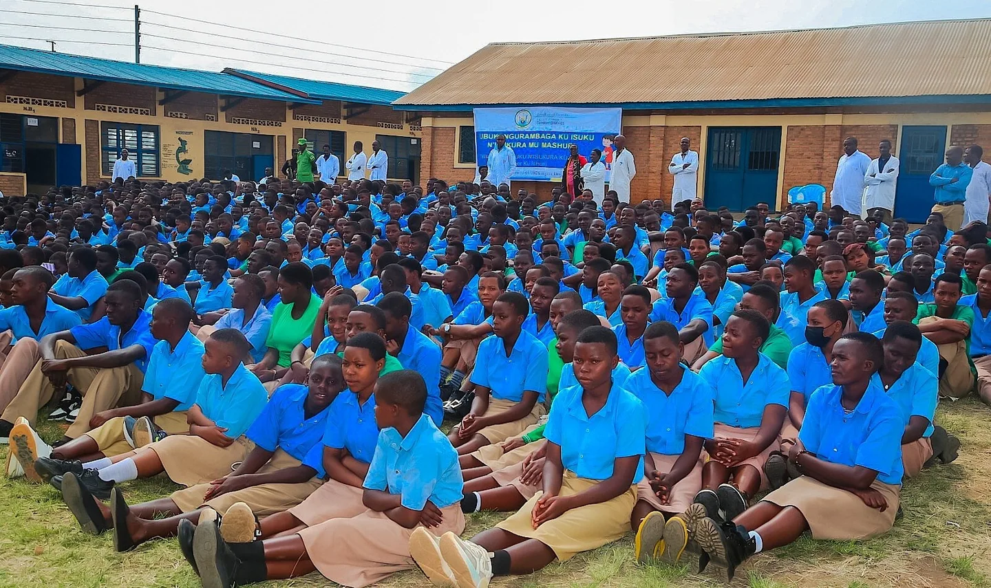 Des élèves lors d’une séance d’information sur l’hygiène scolaire.