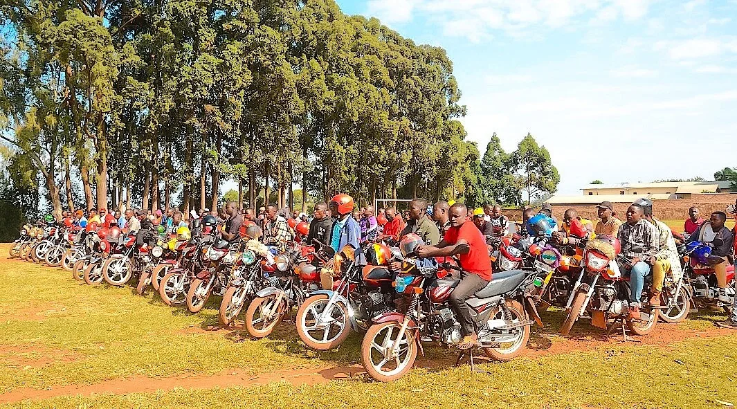 Des motocyclistes lors d’une réunion d’information communautaire à Gatsibo.