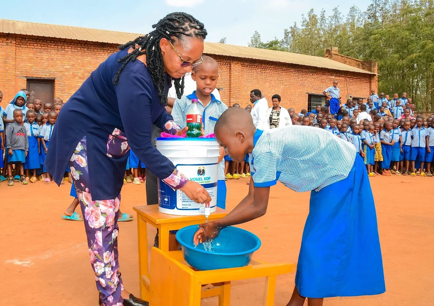 Abaturage bigishwa gukaraba intoki n’amazi meza i Gatsibo.