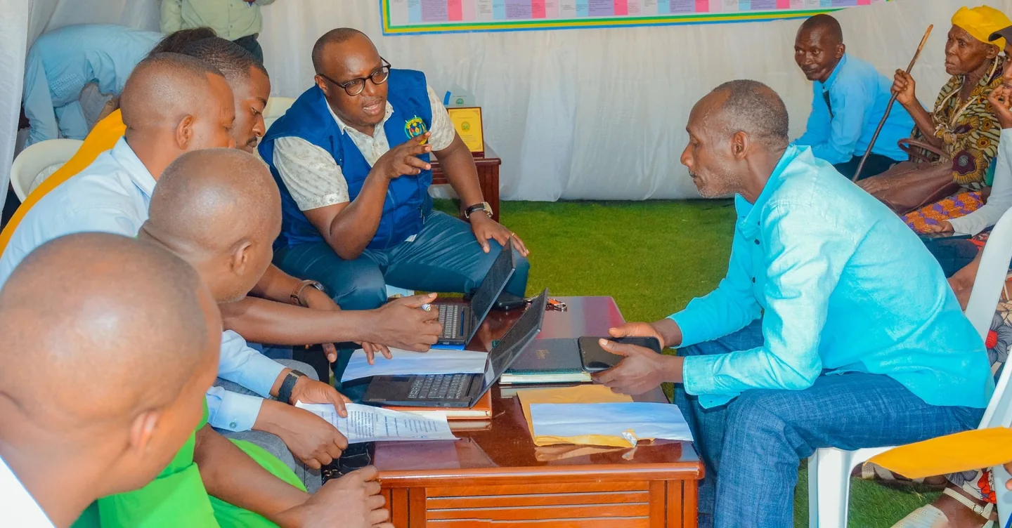 Ikiganiro ku meza y’abamurika ibikorwa muri JADF i Kabarore.